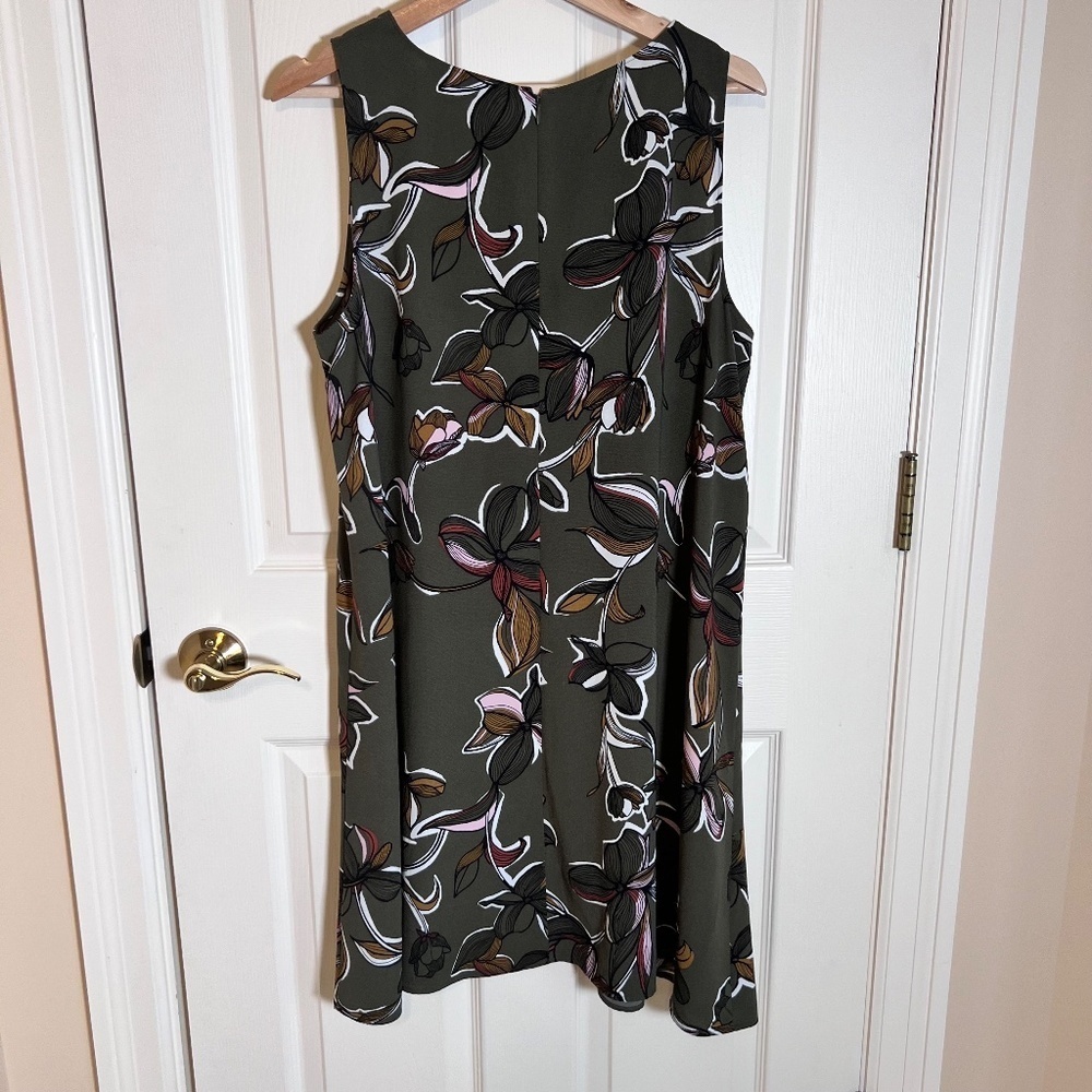 Halogen Dark Green Floral Shift Dress Size Large Spring Resort Travel Neutral - Picture 3 of 3